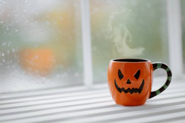 Bir fincan kahve ve kabak suratlı.