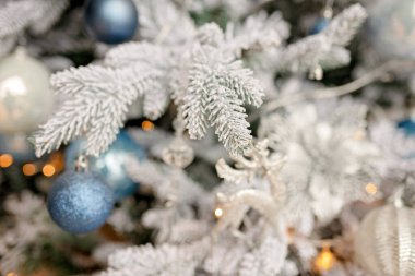 Noel ağacı toplarla süslenmiş  