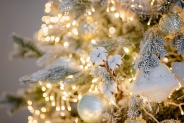 Noel ağacı toplarla süslenmiş  