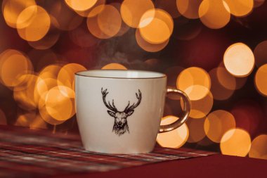 Geyik resmi olan fincan. Yaklaş.