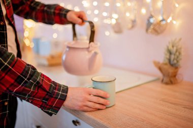 Çay koyan adam. Yakından.