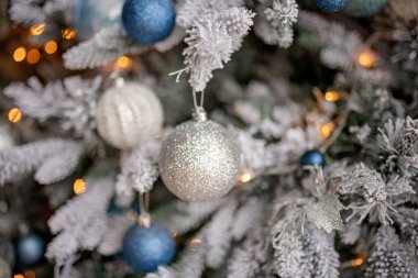 Noel ağacı toplarla süslenmiş  
