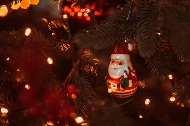 Noel ağacı toplarla süslenmiş  