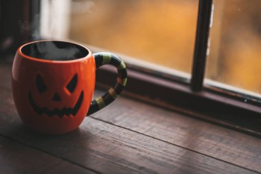 Bir fincan kahve ve kabak suratlı.