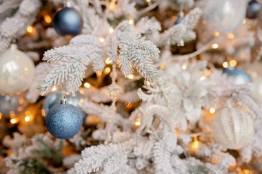 Noel ağacı toplarla süslenmiş  