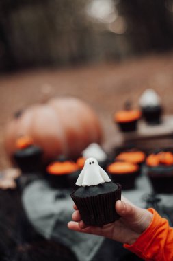Erkeklerin el ele tutuşması, geleneksel sonbahar bayramı Cadılar Bayramı konsepti.