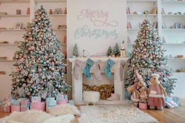 Şömineli odada Noel süslemeleri