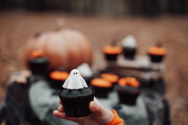 Erkeklerin el ele tutuşması, geleneksel sonbahar bayramı Cadılar Bayramı konsepti.