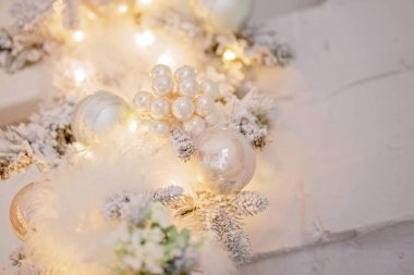 Noel ağacı toplarla süslenmiş  