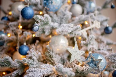 Noel ağacı toplarla süslenmiş  