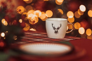 Geyik resmi olan fincan 