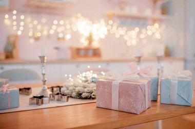 Noel hediyeleri masada 