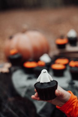 Erkeklerin el ele tutuşması, geleneksel sonbahar bayramı Cadılar Bayramı konsepti.