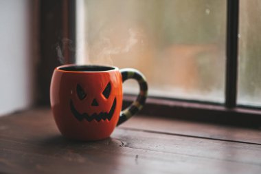 Bir fincan kahve ve kabak suratlı.