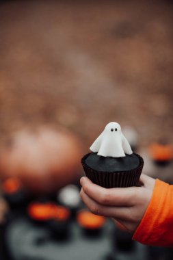 Erkeklerin el ele tutuşması, geleneksel sonbahar bayramı Cadılar Bayramı konsepti.