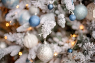 Noel ağacı toplarla süslenmiş  