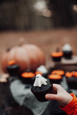 Erkeklerin el ele tutuşması, geleneksel sonbahar bayramı Cadılar Bayramı konsepti.