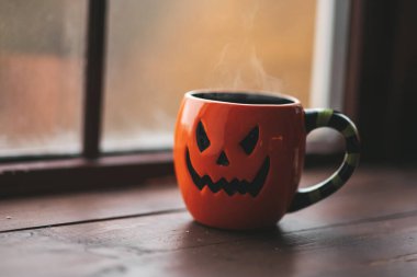 Bir fincan kahve ve kabak suratlı.