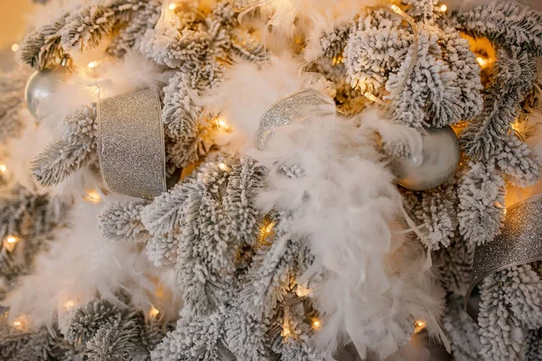 Рождественская Елка Празднично Украшена Шарами — стоковое фото