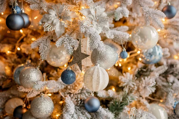 Árvore Natal Festivamente Decorada Com Bolas — Fotografia de Stock