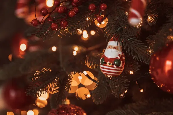 Weihnachtsbaum Festlich Mit Kugeln Geschmückt — Stockfoto