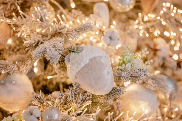 Árvore Natal Festivamente Decorada Com Bolas — Fotografia de Stock