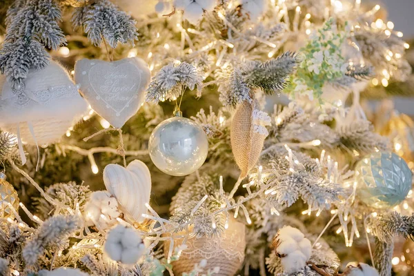 Árvore Natal Festivamente Decorada Com Bolas — Fotografia de Stock