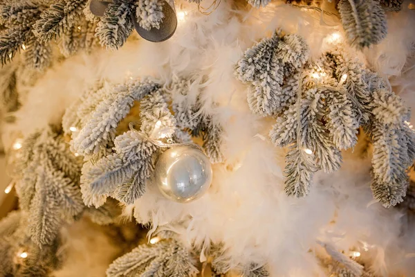 Árvore Natal Festivamente Decorada Com Bolas — Fotografia de Stock