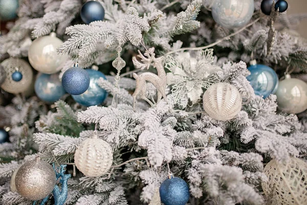 Árvore Natal Festivamente Decorada Com Bolas — Fotografia de Stock