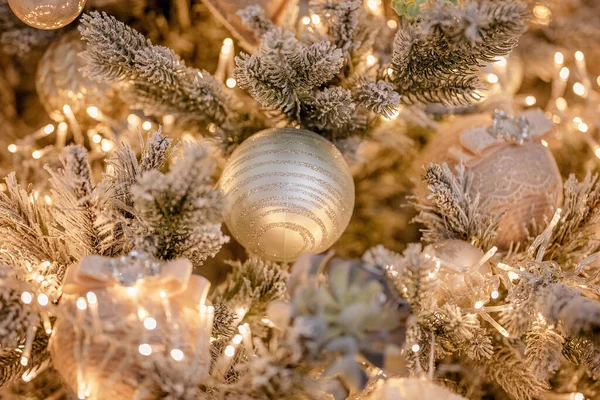 Kerstboom Feestelijk Versierd Met Ballen — Stockfoto