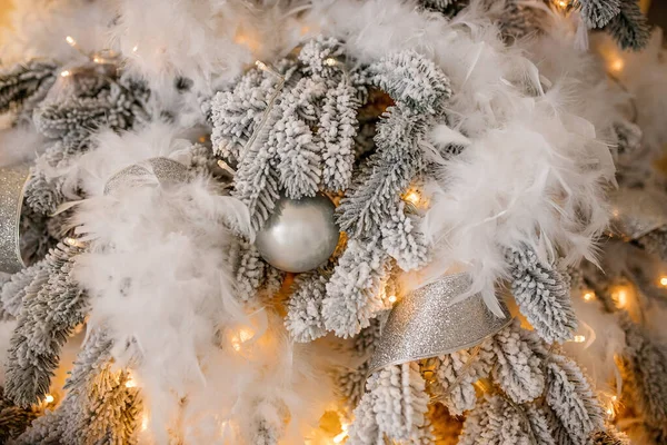 Árvore Natal Festivamente Decorada Com Bolas — Fotografia de Stock