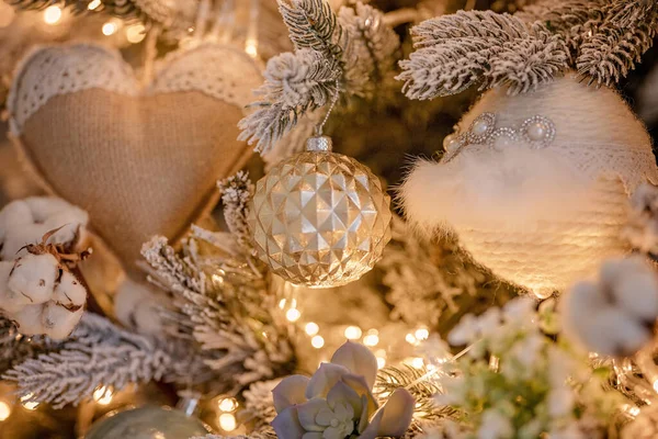 Weihnachtsbaum Festlich Mit Kugeln Geschmückt — Stockfoto