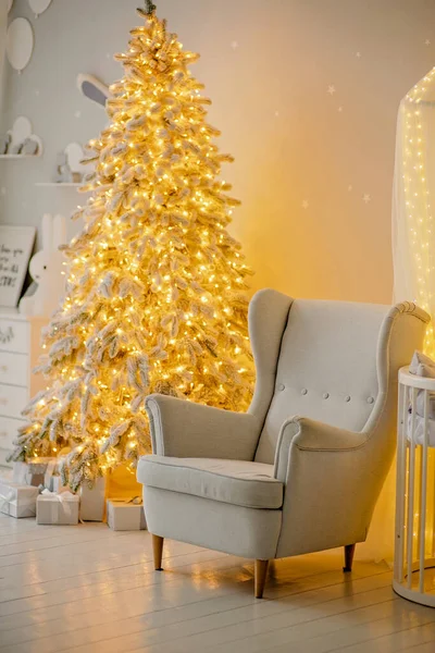圣诞树和椅子 装饰过的度假空间 — 图库照片