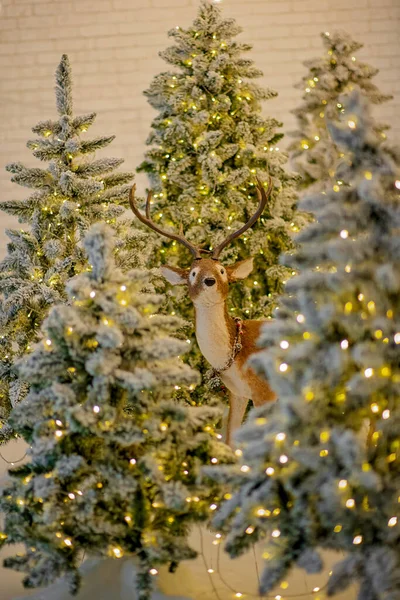 Ciervos Juguete Entre Árboles Navidad — Foto de Stock