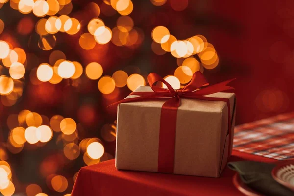 赤い弓 幸せな新年とメリークリスマスのコンセプトのギフトボックス — ストック写真