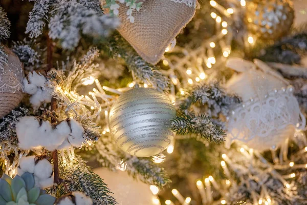 Árvore Natal Festivamente Decorada Com Bolas — Fotografia de Stock