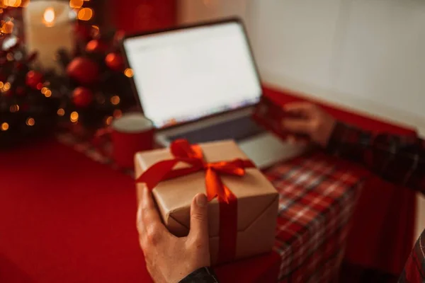 Доросла Людина Має Подарунок Проведення Вихідних Ноутбуці Займається Онлайн Покупками — стокове фото