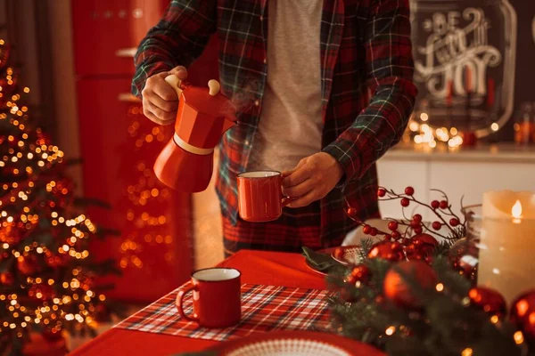 Человек Пижаме Наливая Кофе Красную Чашку Гейзер Кофеварка Уютной Праздничной — стоковое фото