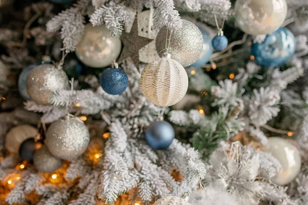 Árvore Natal Festivamente Decorada Com Bolas — Fotografia de Stock