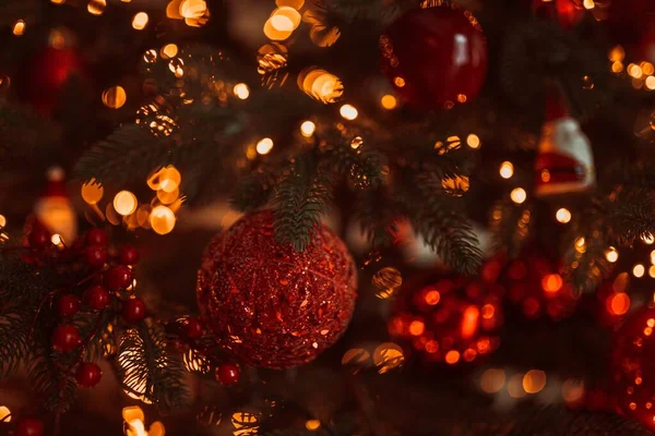 Weihnachtsbaum Festlich Mit Kugeln Geschmückt — Stockfoto