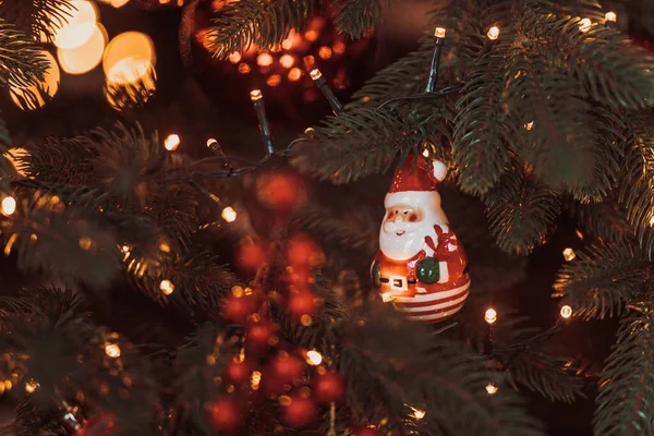 Weihnachtsbaum Festlich Mit Kugeln Geschmückt — Stockfoto