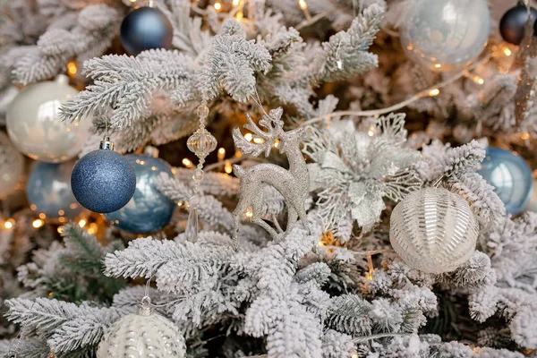 Noel Ağacı Toplarla Süslenmiş — Stok fotoğraf