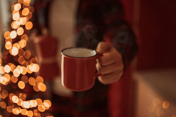 Человек Пижаме Проведение Кофе Красной Чашке Гейзером Кофеварка Уютной Праздничной — стоковое фото