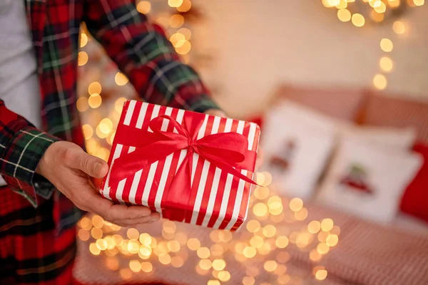 大人の男はアドベントの休日のための贈り物と彼の手に箱を保持します 新年とメリークリスマス — ストック写真