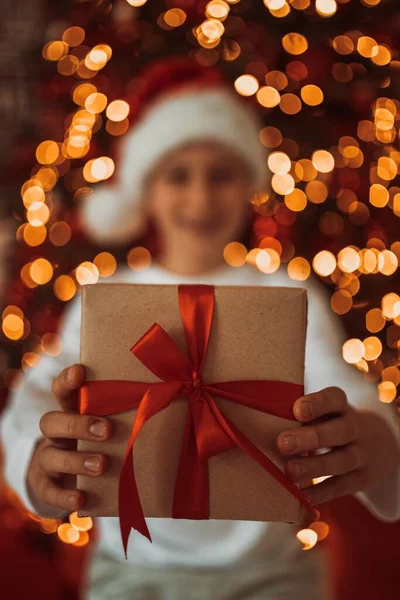 大人の男はアドベントの休日のための贈り物と彼の手に箱を保持します 新年とメリークリスマス — ストック写真