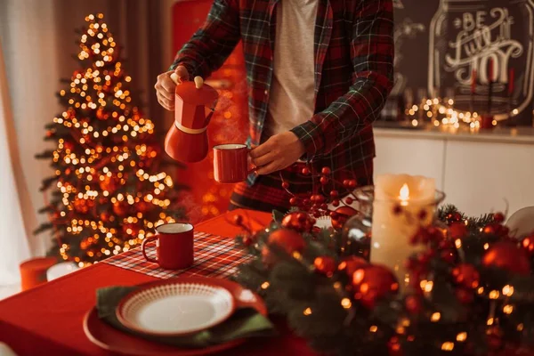 Человек Пижаме Наливая Кофе Красную Чашку Гейзер Кофеварка Уютной Праздничной — стоковое фото