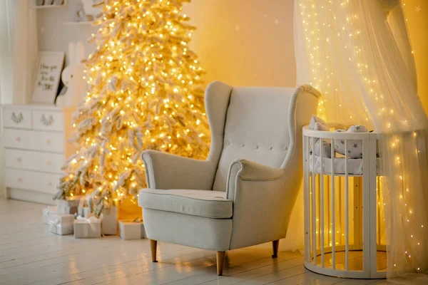 圣诞树和椅子 装饰过的度假空间 — 图库照片