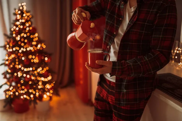 Homme Pyjama Verser Café Dans Tasse Rouge Cafetière Geyser Dans — Photo