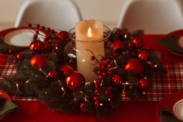 Couronne Pin Noël Décorée Avec Une Bougie — Photo