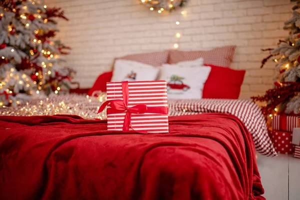 Ajándék Doboz Piros Ágyban Boldog Évet Boldog Karácsonyt Koncepció — Stock Fotó